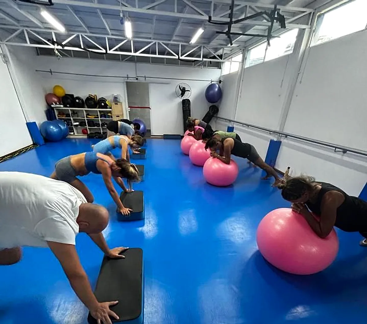 Turma de circuito funcional com bolas e steps