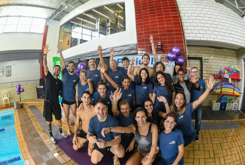 Equipe da Academia Marcelo Amin à beira da piscina