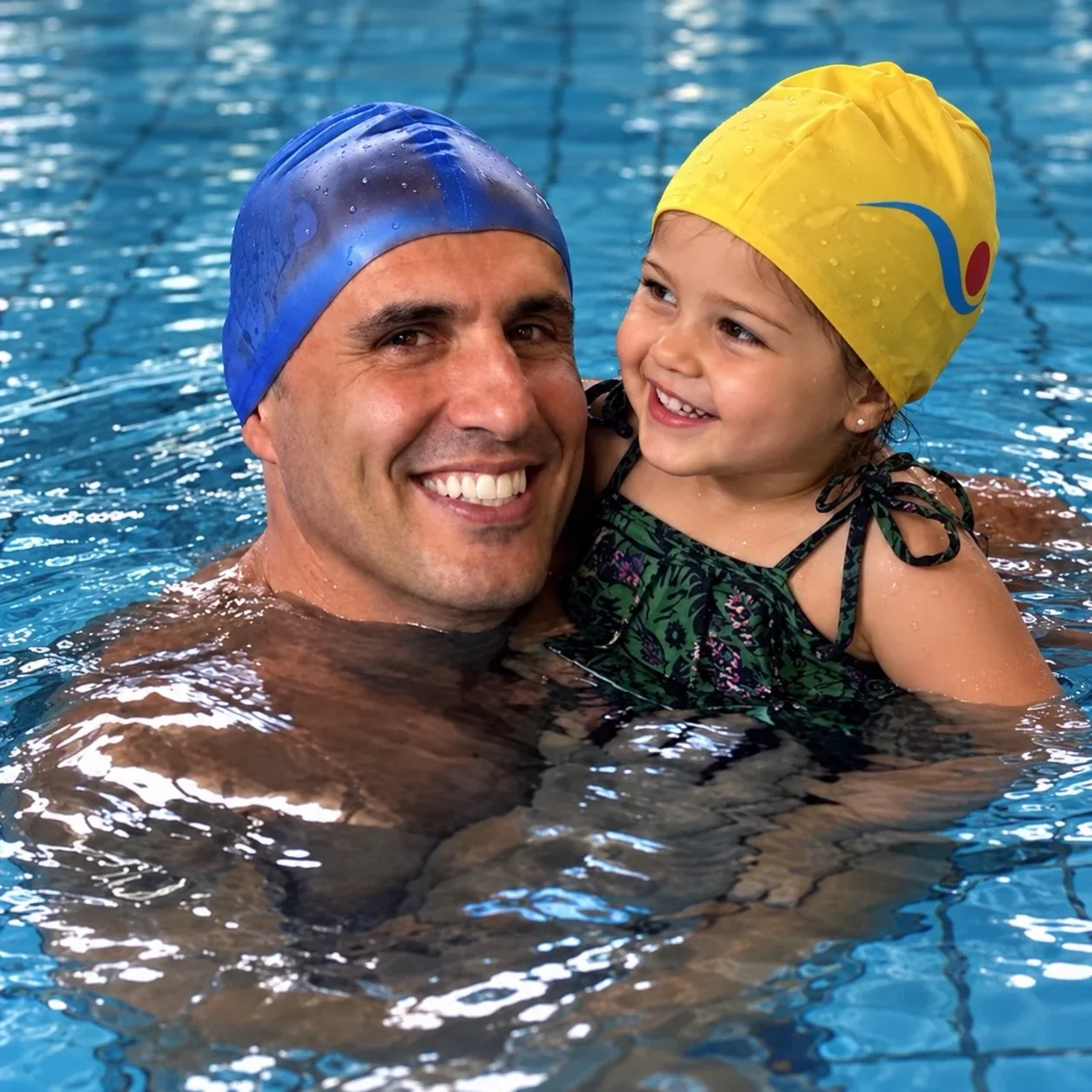 Marcelo Amin, fundador da academia, na piscina com uma criança