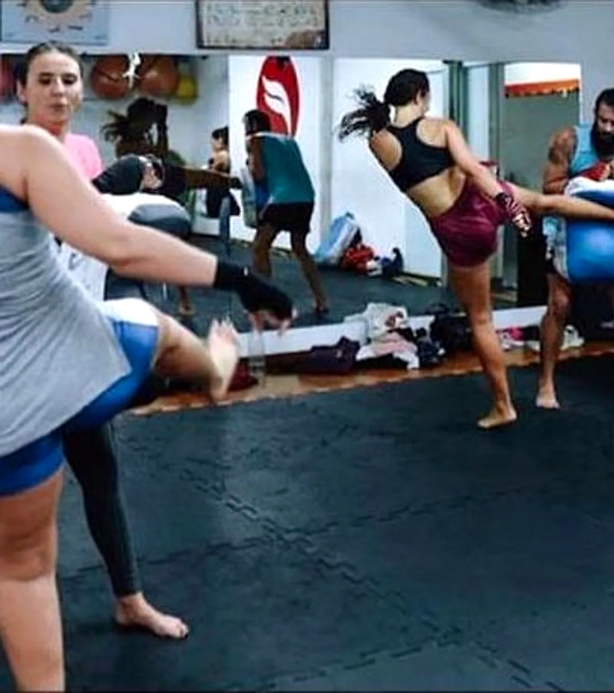 Alunas treinando chutes na aula de muay thai