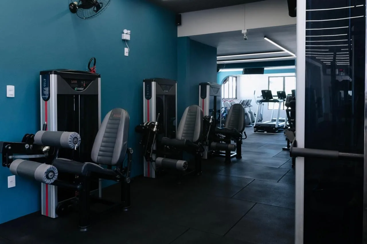 Aparelhos de musculação e área de cardio