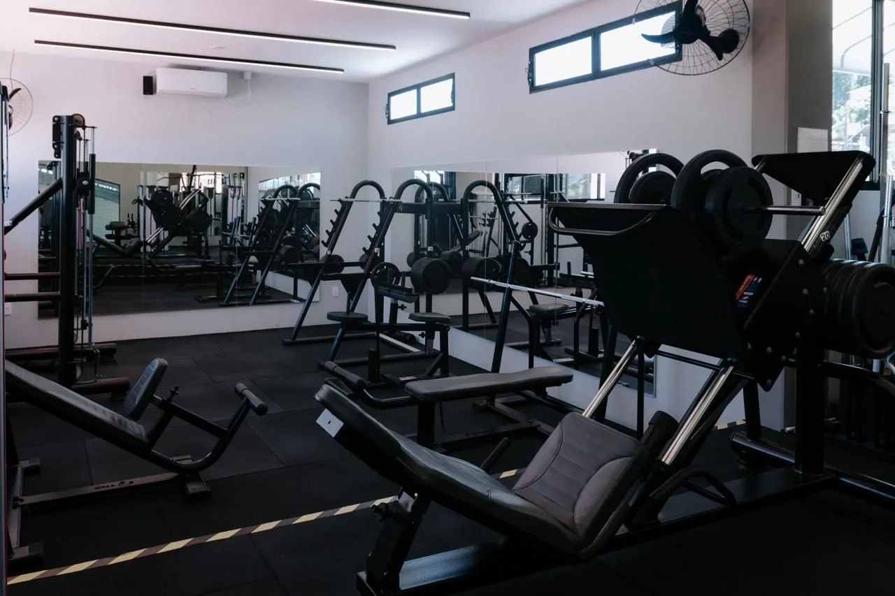 Sala de musculação com aparelhos