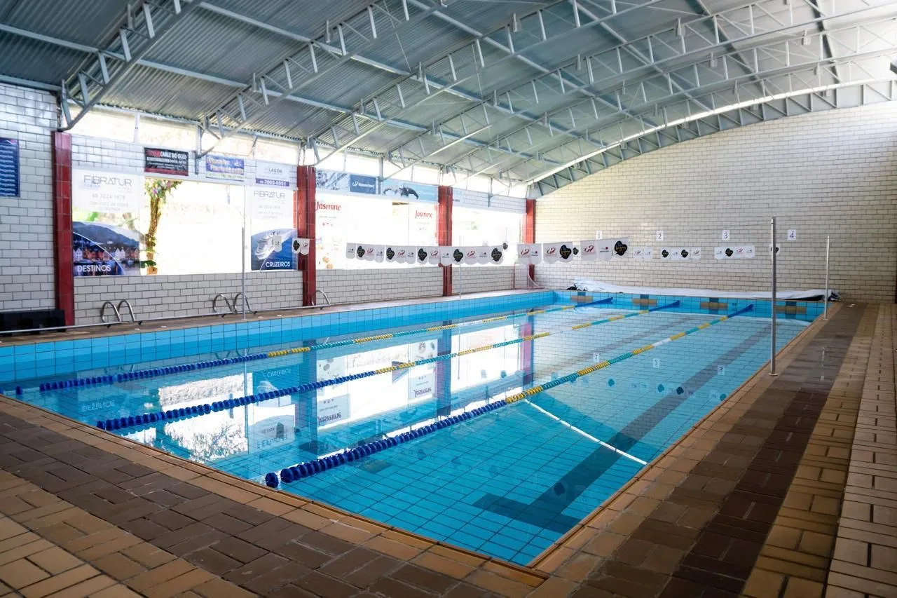 Piscina coberta da Academia Marcelo Amin
